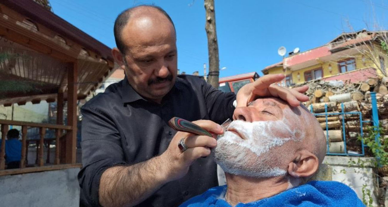 Adayken verdiği sözü tutan muhtar, köydeki tüm erkekleri tıraş ettirdi