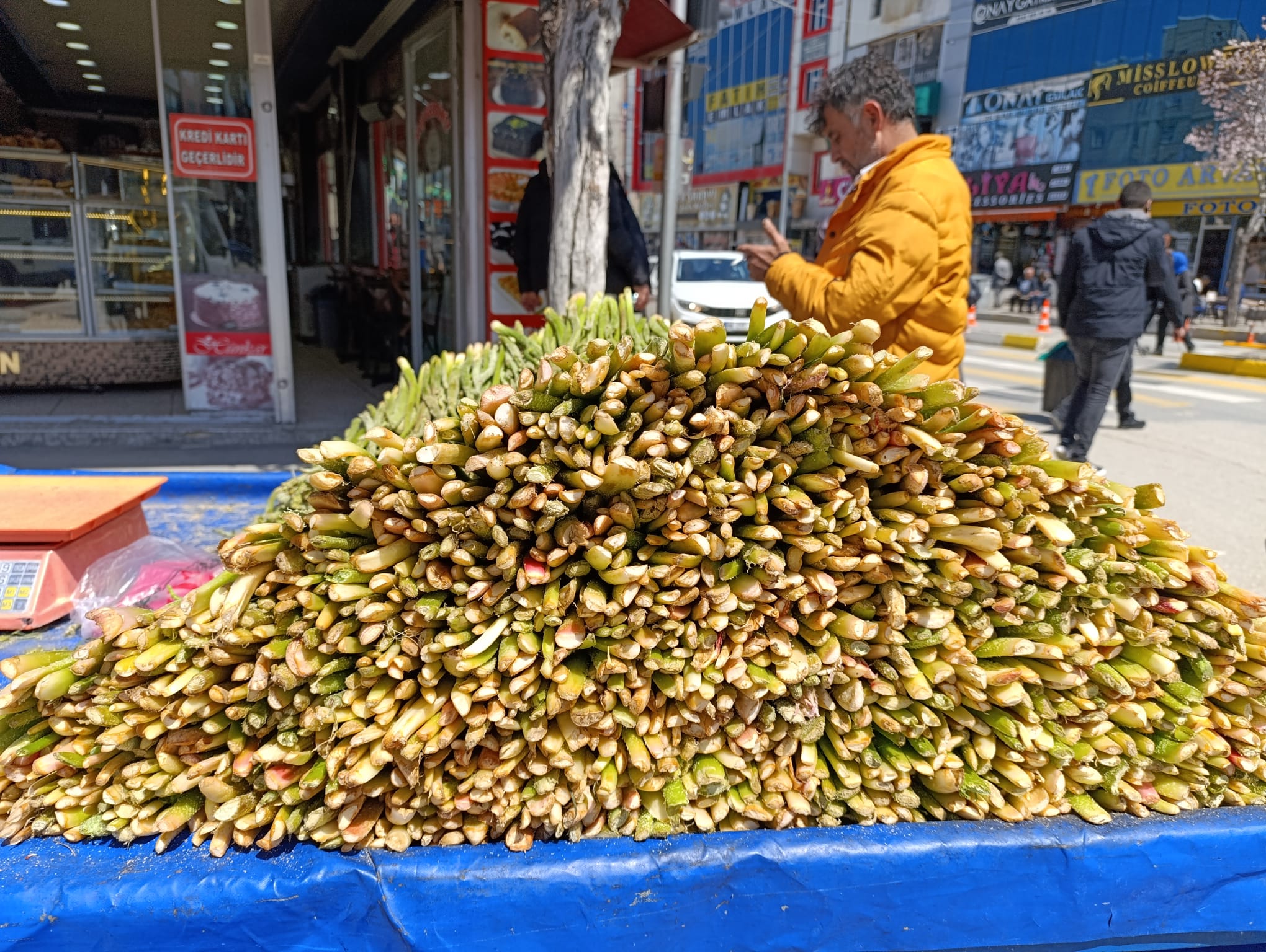Yayla Muzu (Uçkun) Van’da tezgâhlara indi