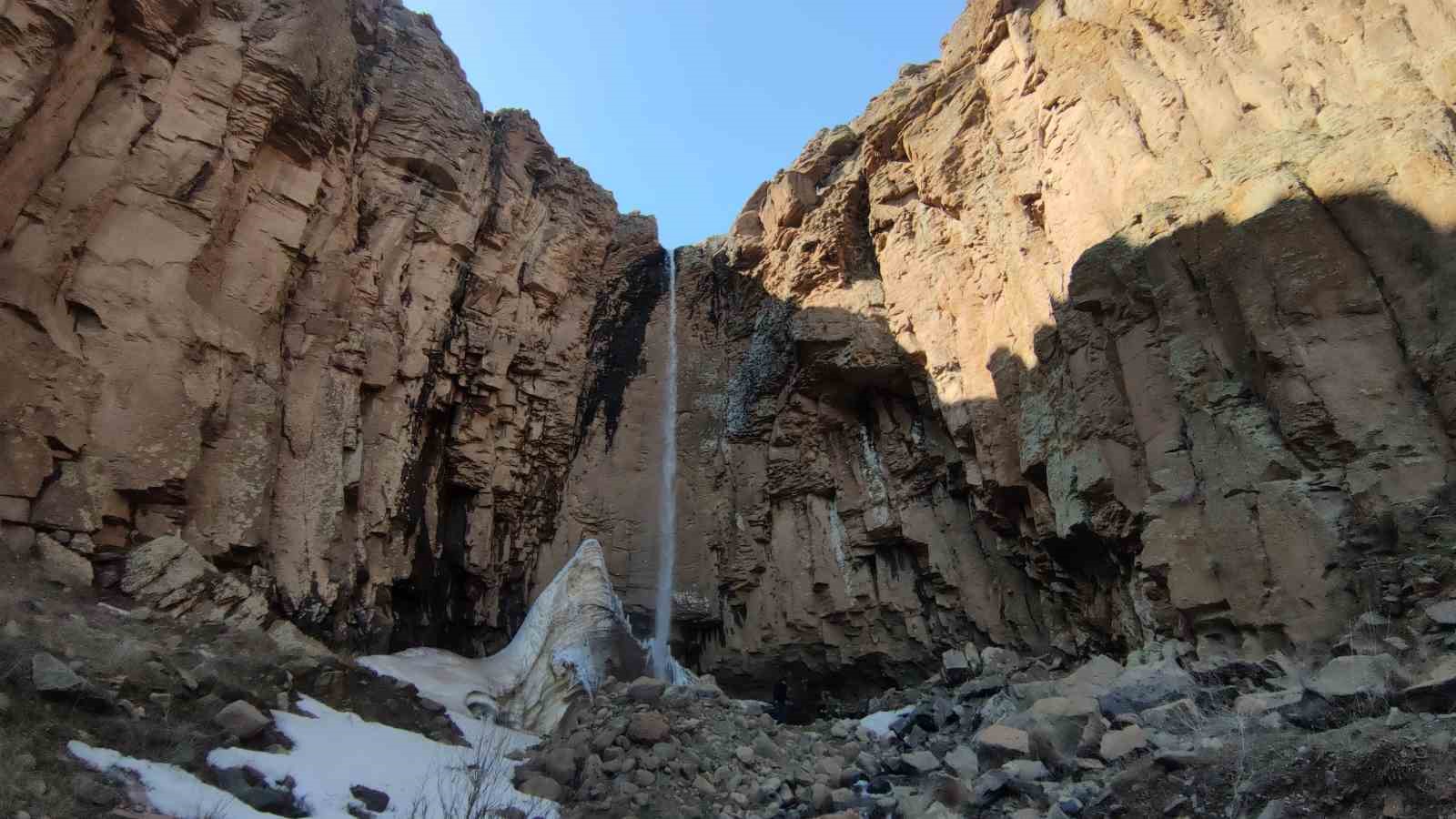 Van’da 40 metre yükseklikten akan şelale ilkbaharda coştu