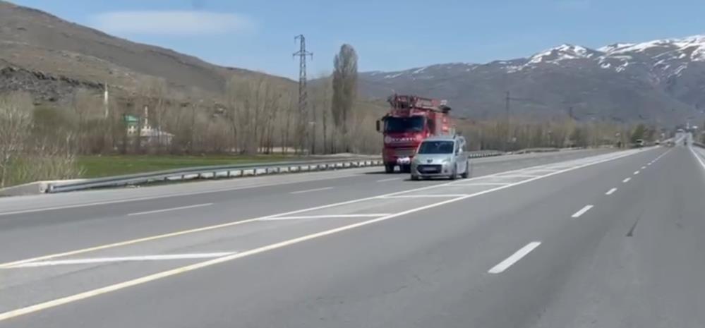 Muradiye’de sazlık alanda yandı