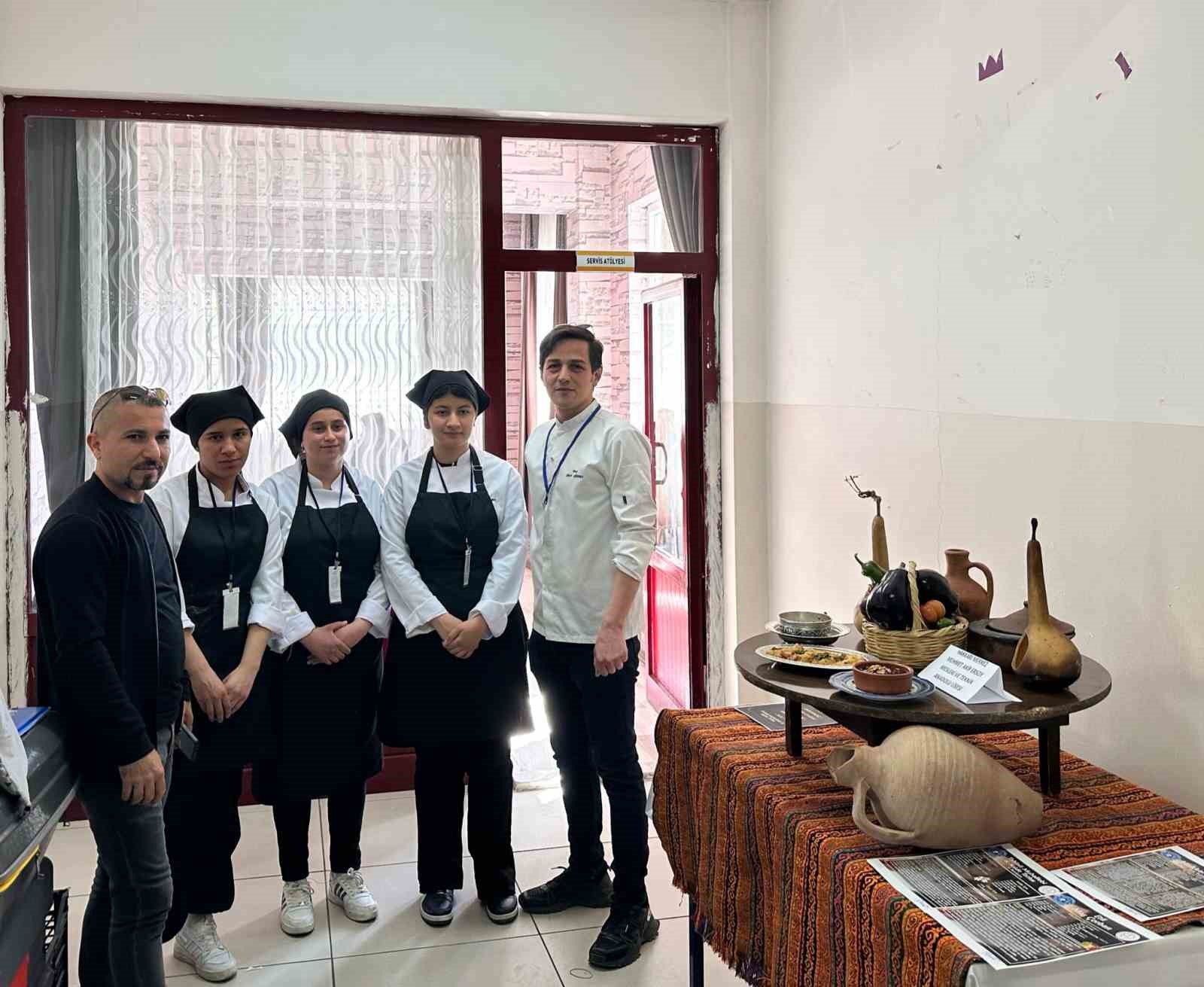 Yarışmayı kazanan Hakkarili öğrenciler Van’da ödüllendirildi