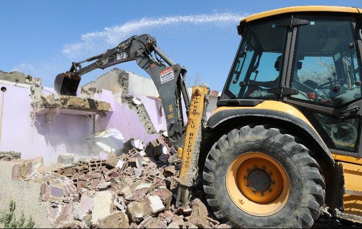 Van’ın İpekyolu Belediyesi metruk binaların yıkımına başladı
