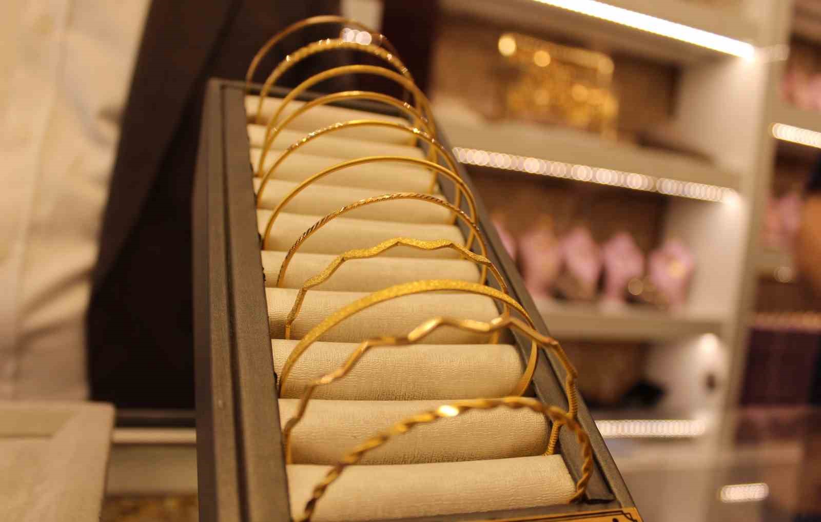 Ajda Model bileziklere rağbet artıyor