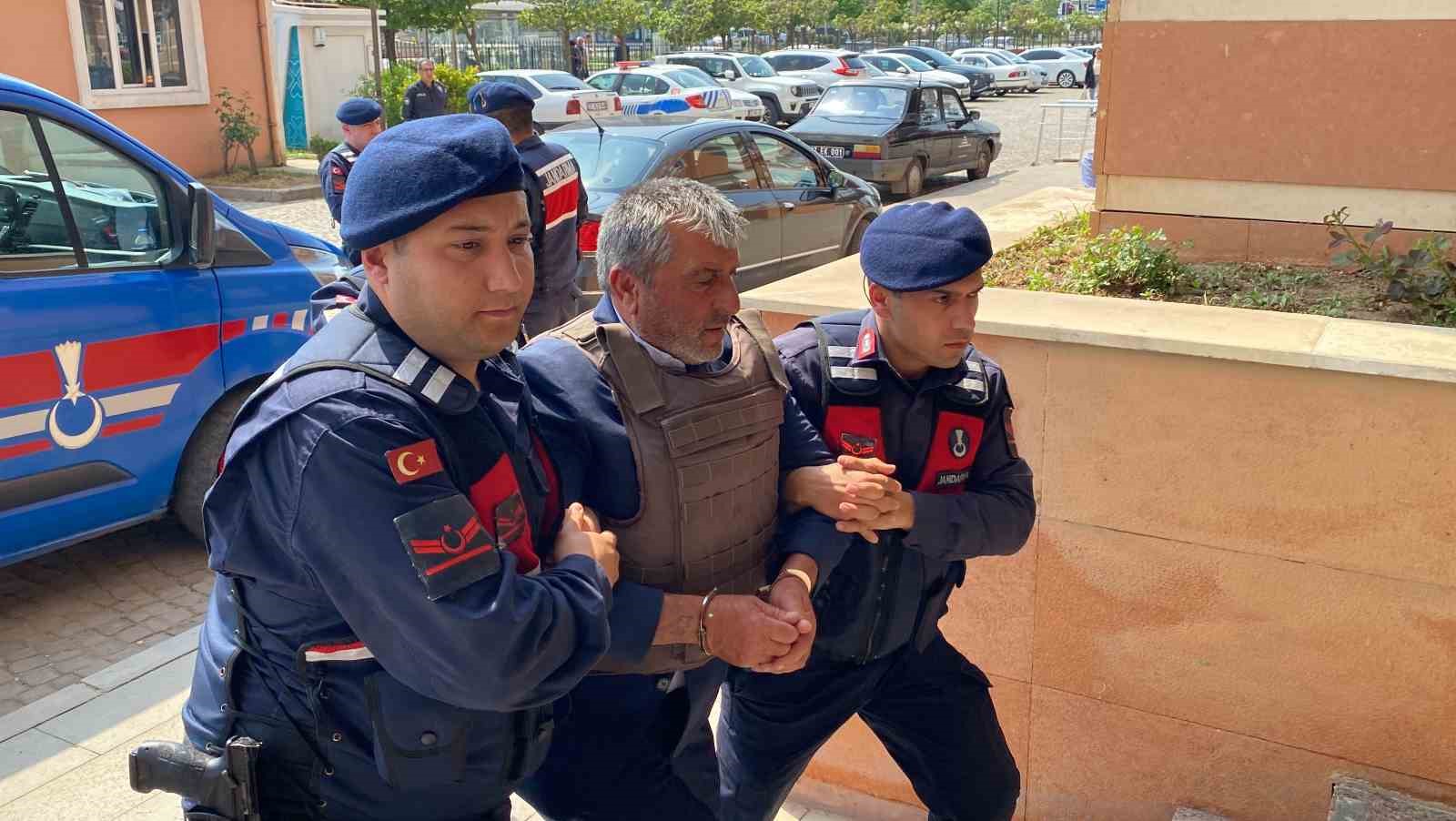 Su faturası için tartıştığı muhtarı öldürdü