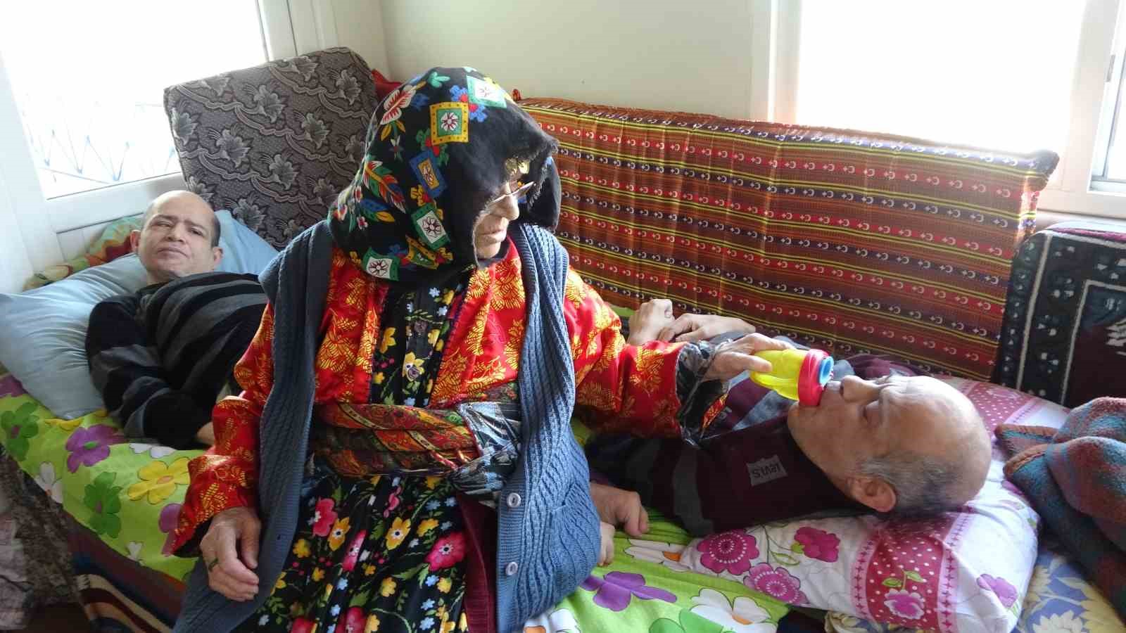 93 yaşında anne  engelli çocuklarına bebek gibi bakıyor