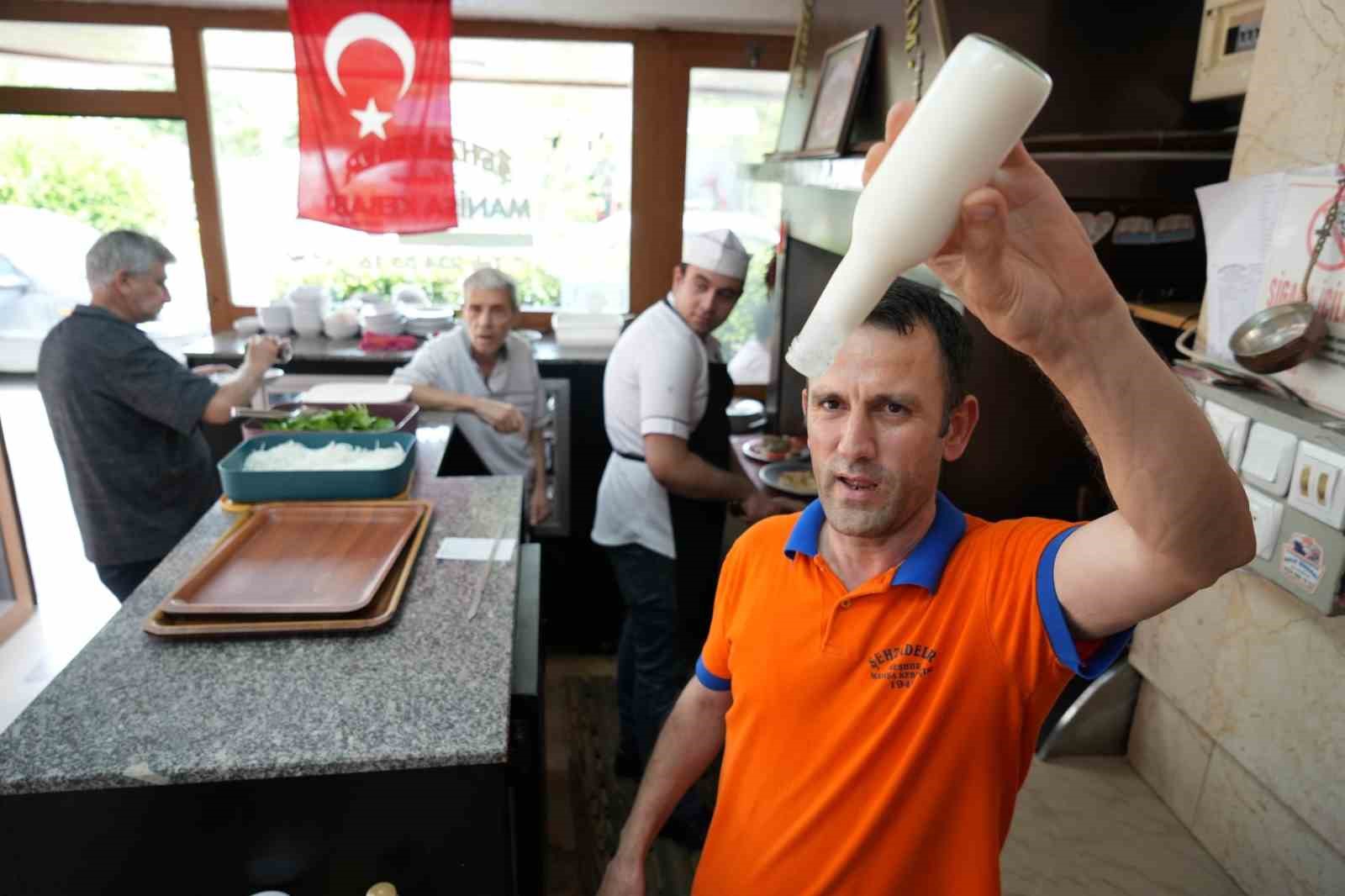 Dökülmeyen ayran müşterilerden tam not aldı