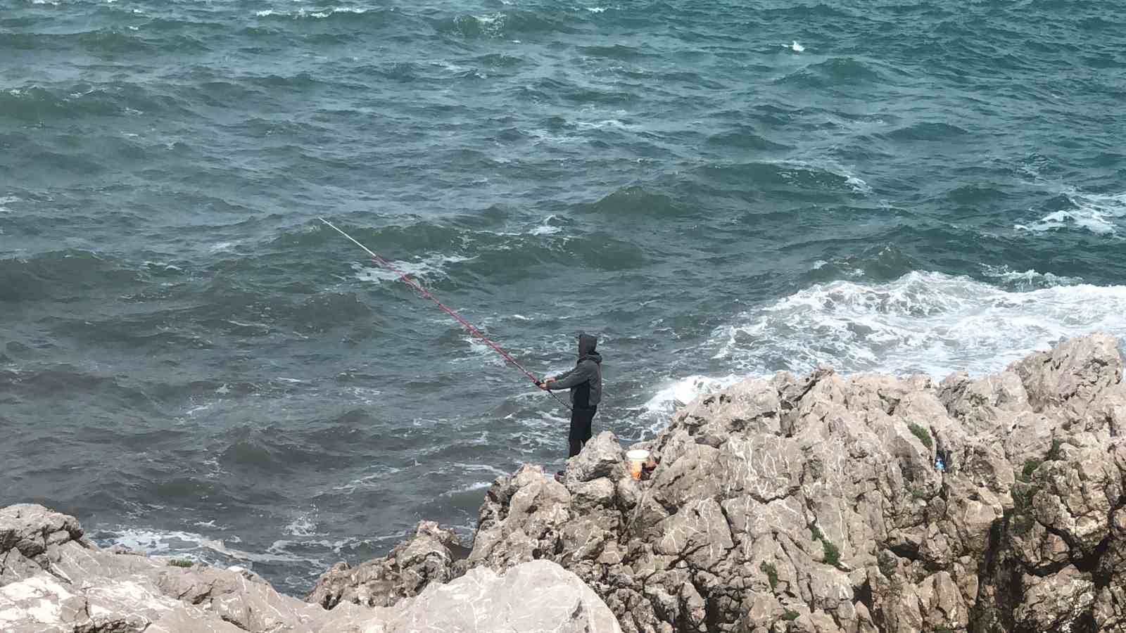 Balık tutmak için canını hiçe saydı