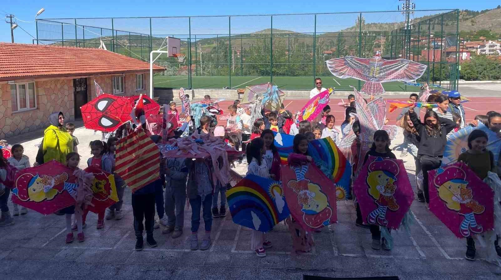 Minik çocuklar hayallerini gökyüzüne uçurdu