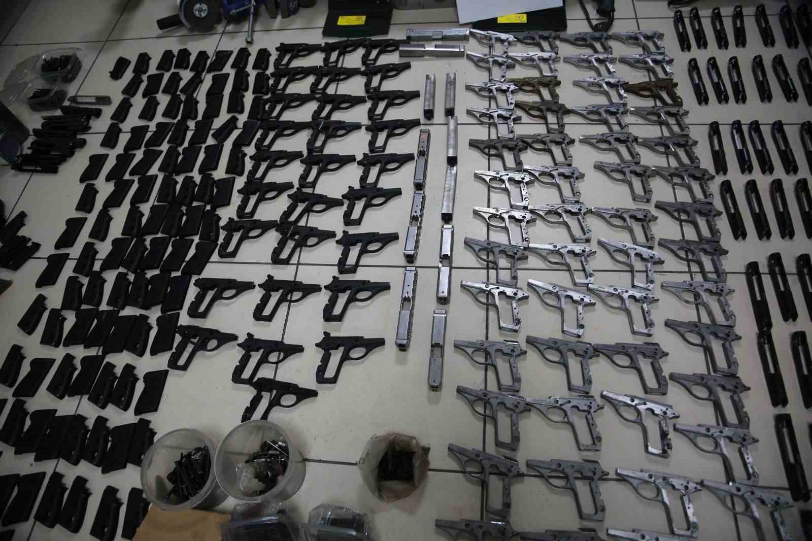Yasa dışı silah ticaretine yönelik “Mercek-18” operasyonundan 121 ruhsatsız tabanca ele geçirildi