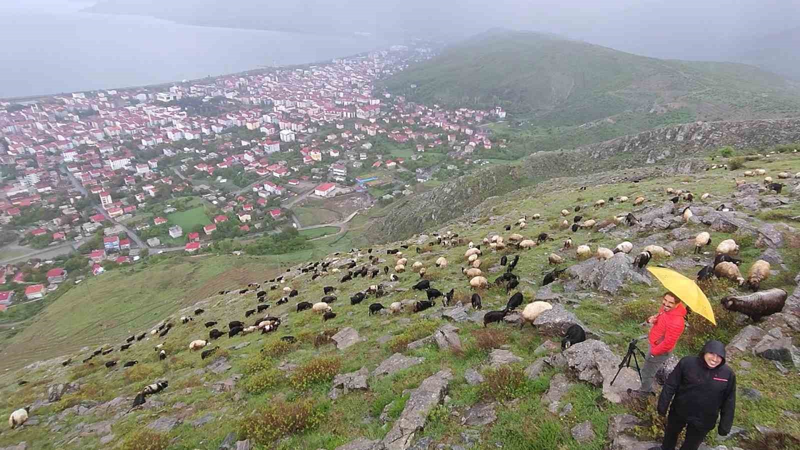 Fotoğrafçılar, yağmur ve dolu altında saatlerce “gökkuşağını” bekledi