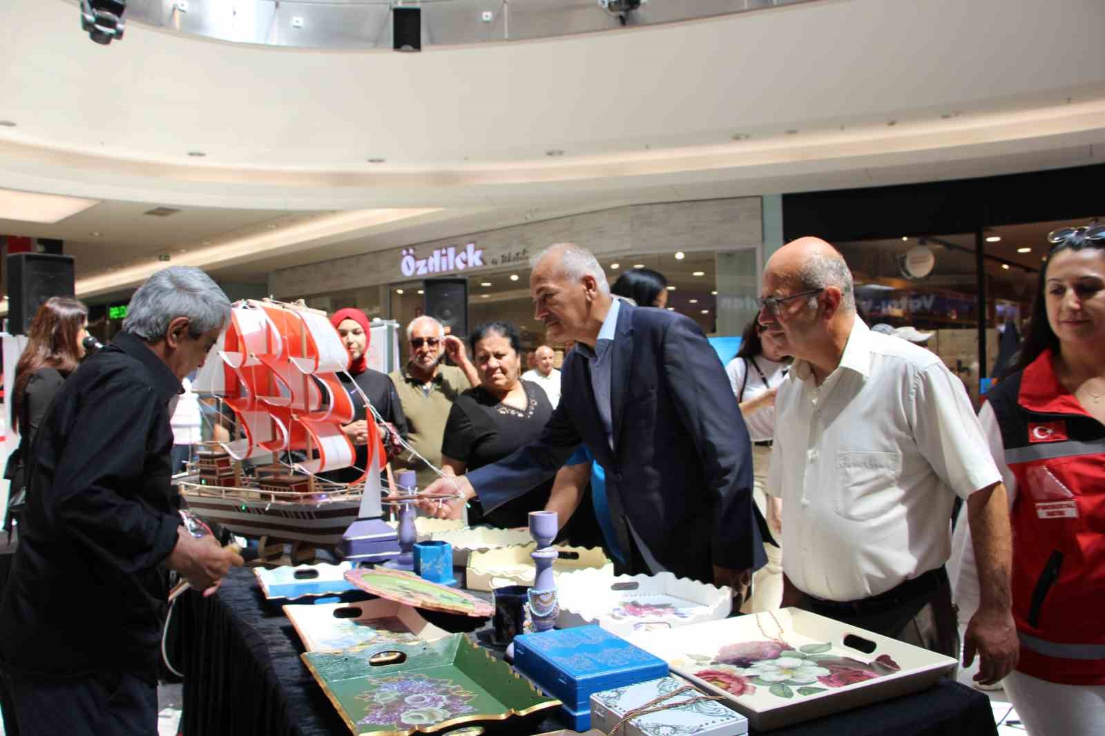 60 yaş üstü vatandaşların yaptığı eserler beğeniye sunuldu