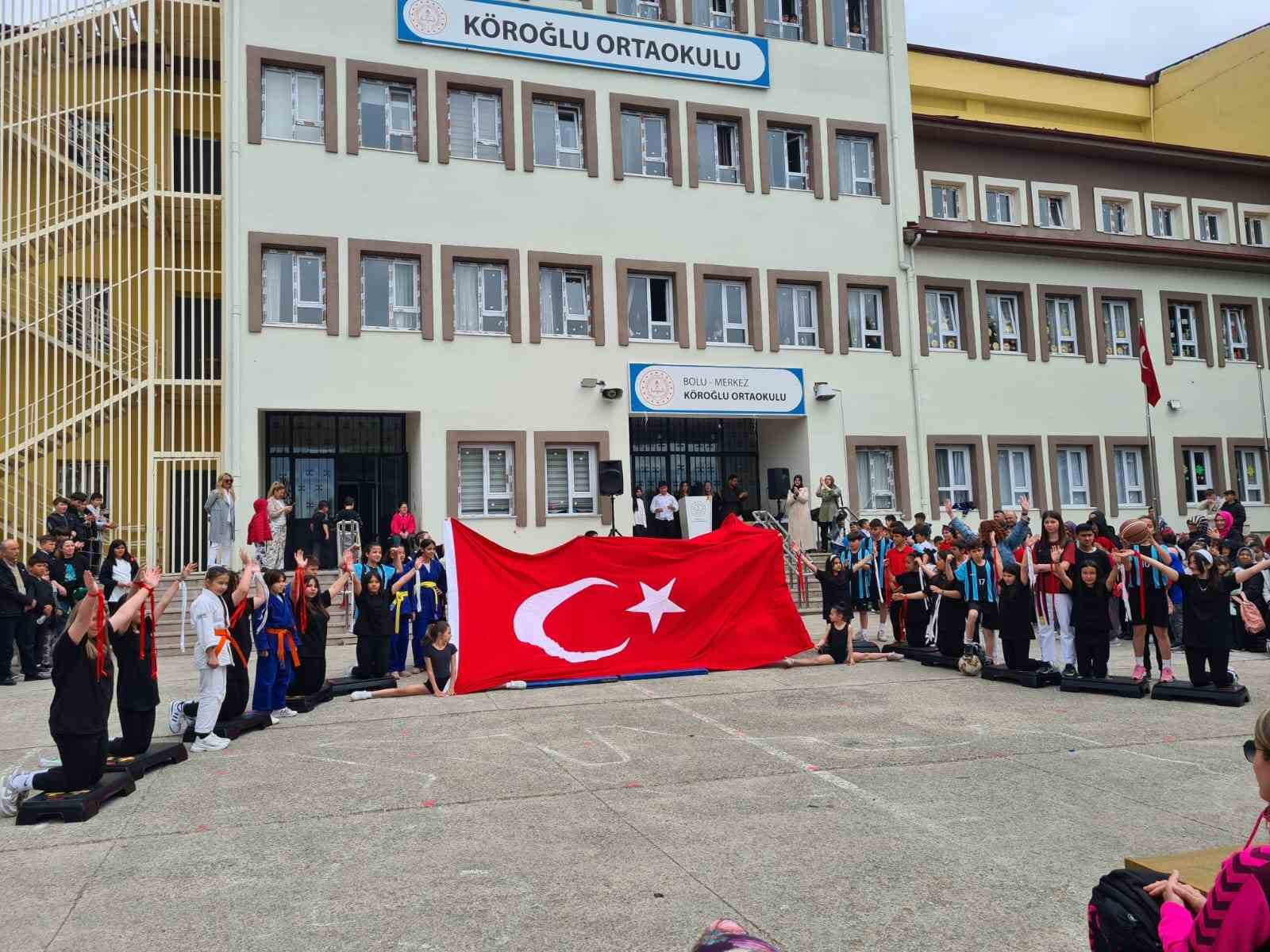 Öğrencilerden  19 Mayıs gösterisi