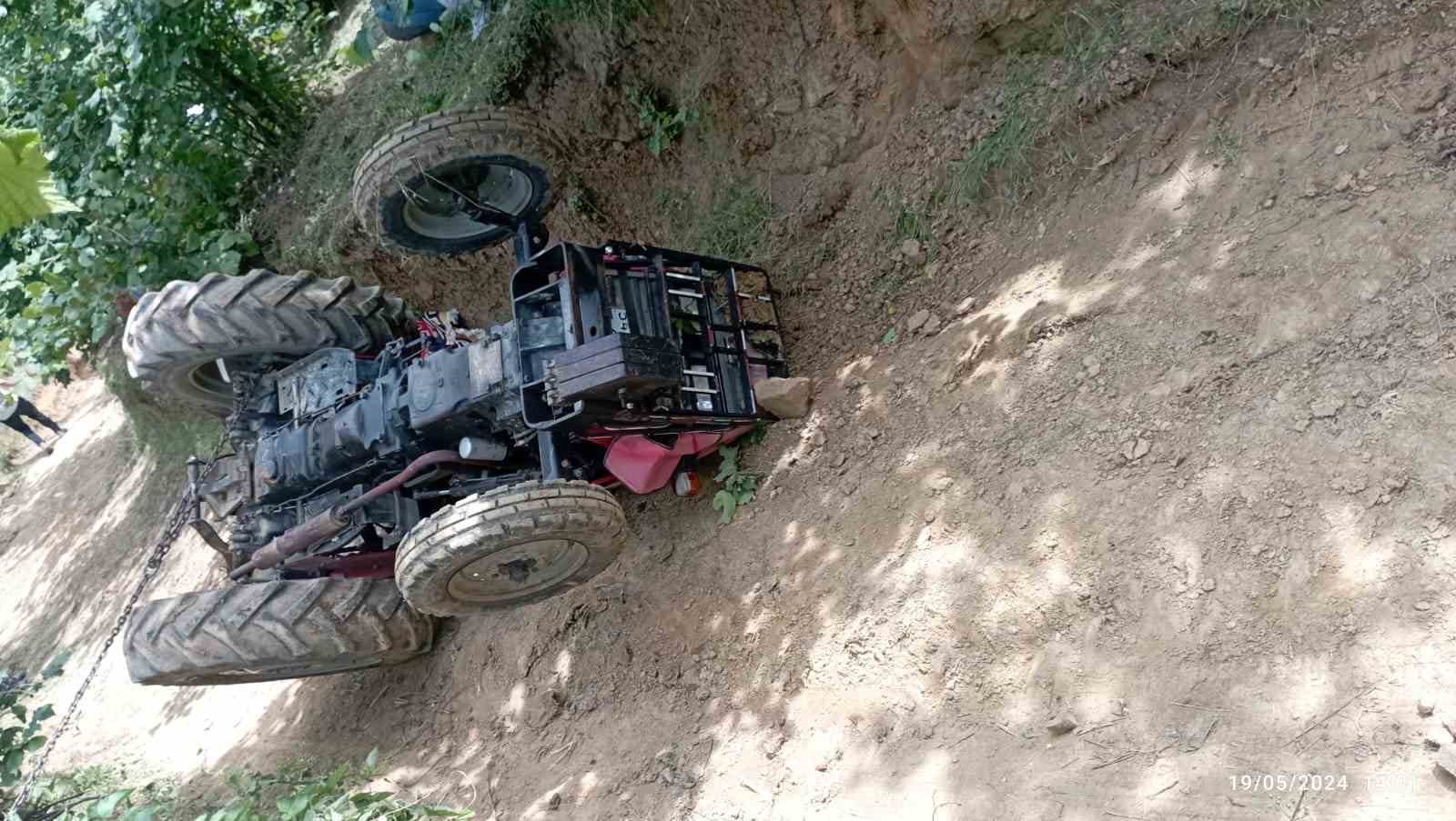 Devrilen traktörün altında kaldı, hayatını kaybetti