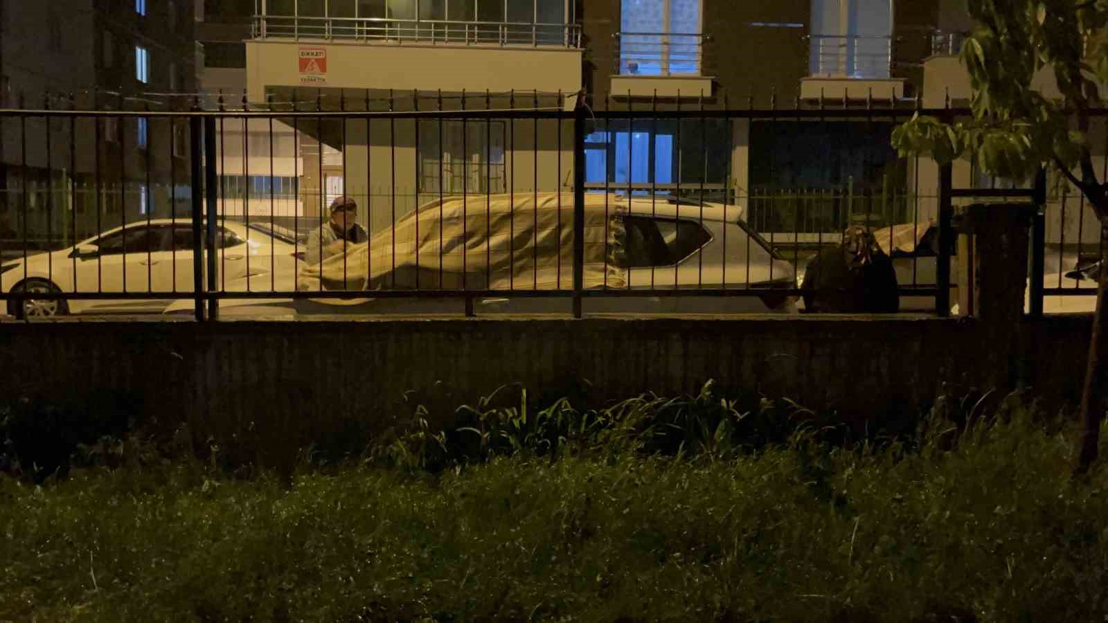 Sağanak  yağış yolları dereye çevirdi