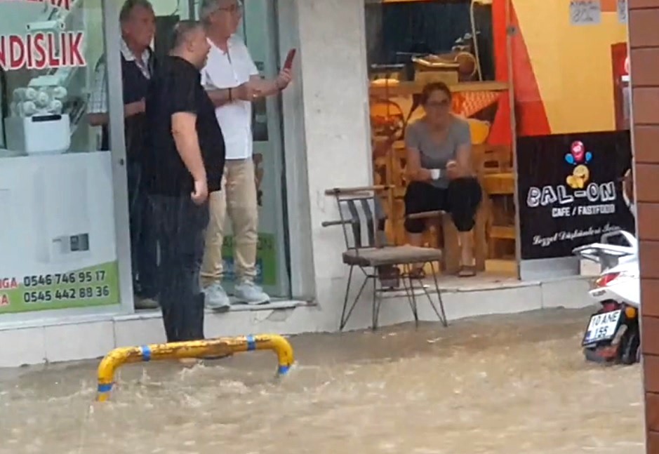 Esnaf seli kahve içerek seyretti