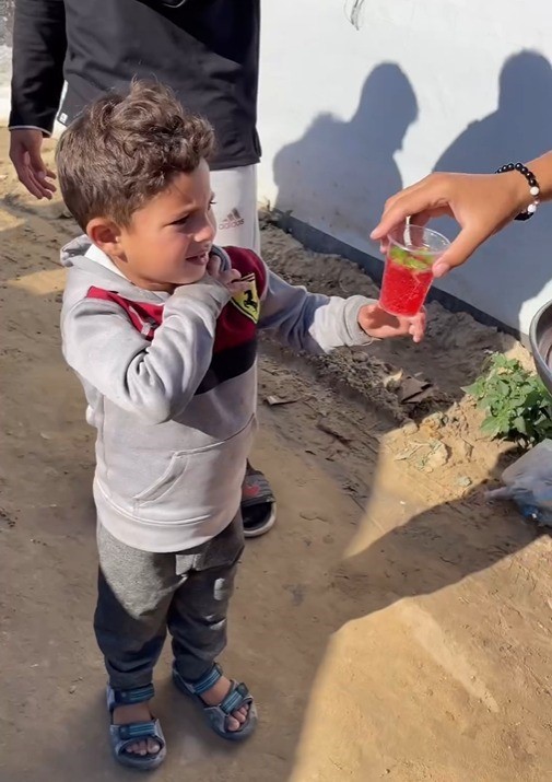 Gazzeli çocukların kahramanı oldu