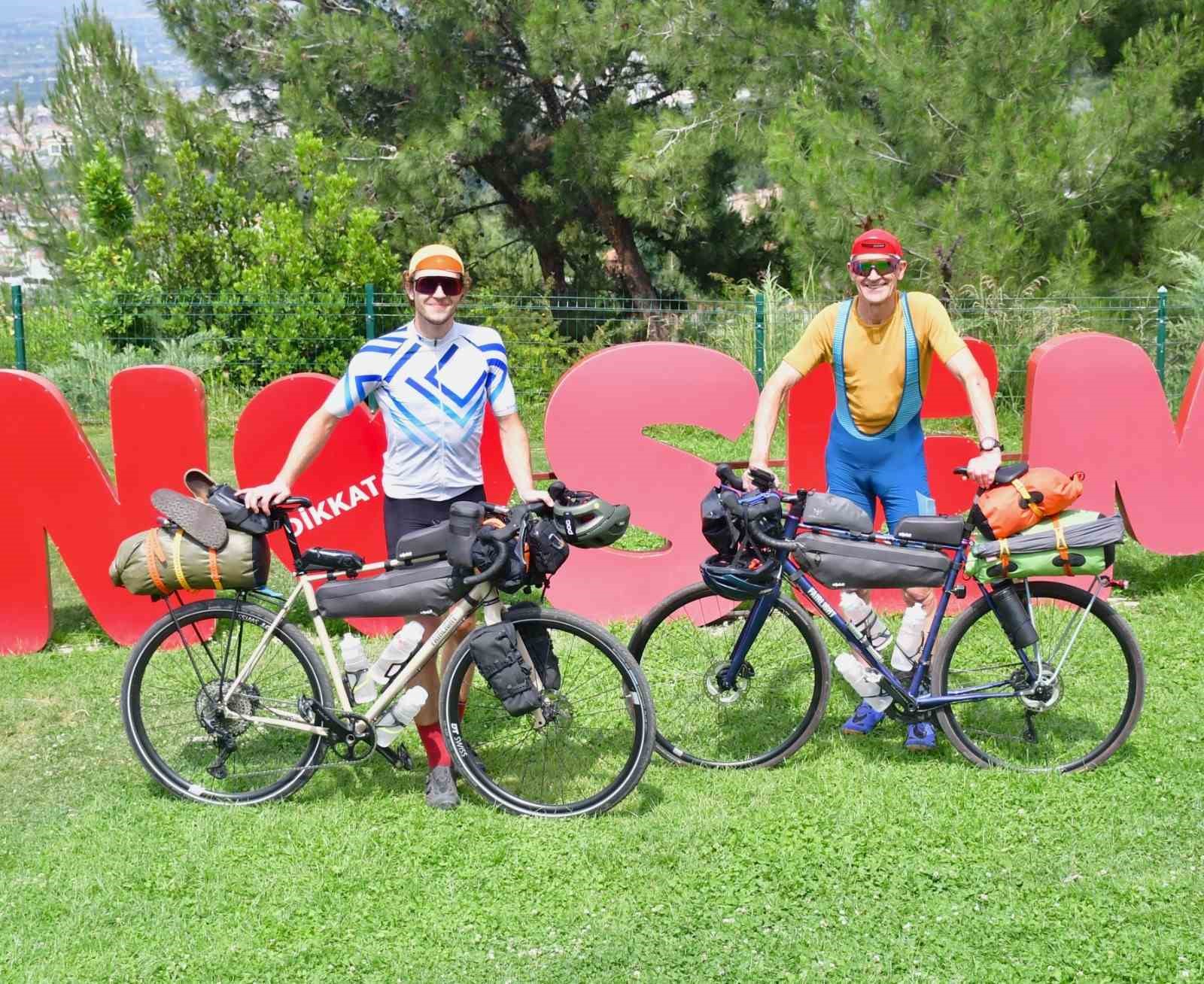 İngiliz baba-oğul depremzedelere destek için binlerce kilometre pedal çevirdiler
