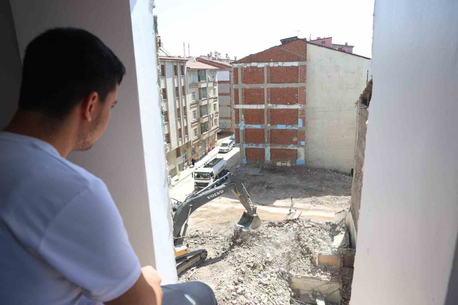 İki bina tek duvarı kullanmış. Gerçek 35 yıl sonra anlaşıldı