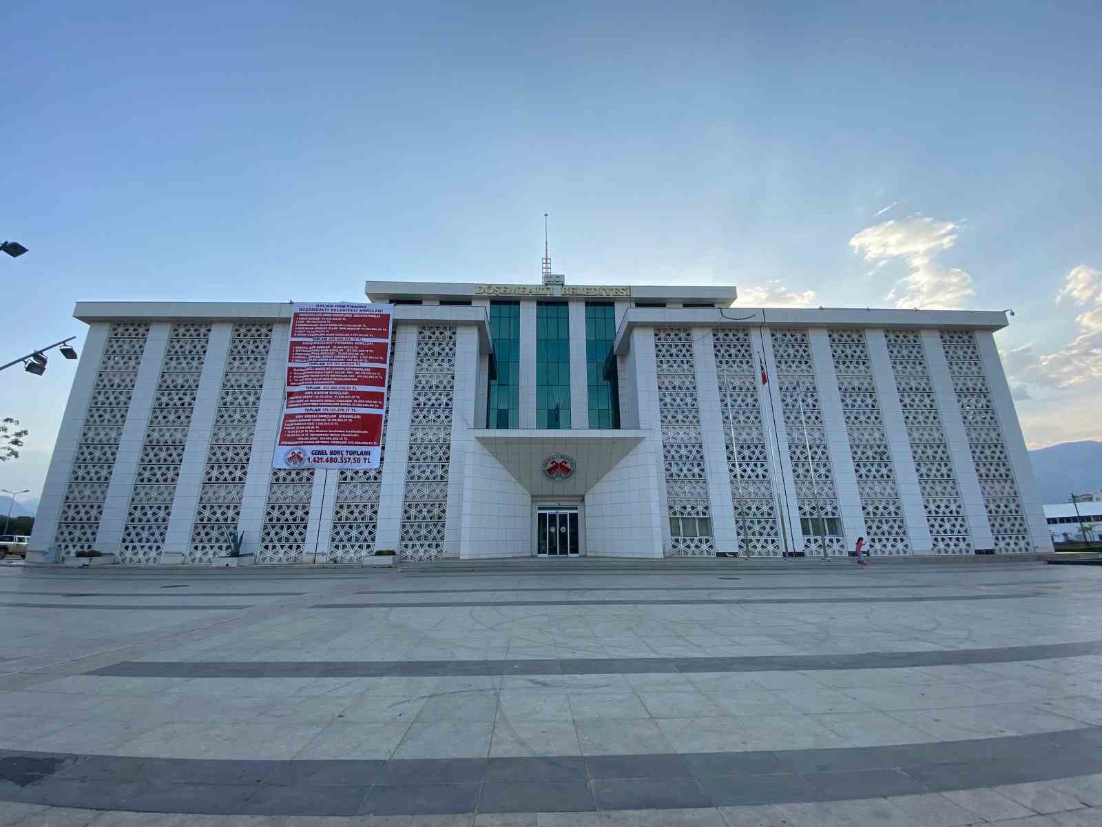 Antalya’da CHP’li belediye, önceki CHP’li yönetimin borçlarını belediye binasına astı