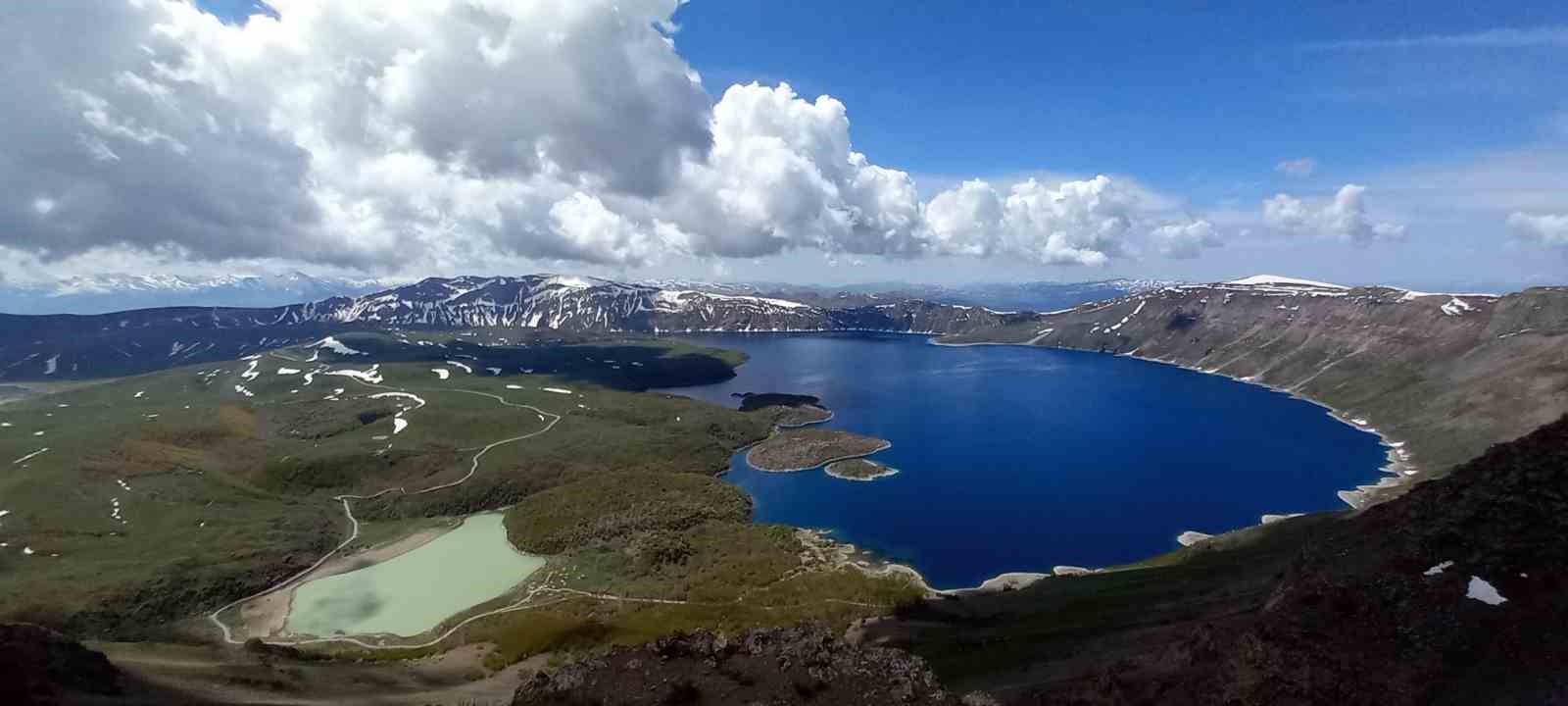 Nemrut Krater Gölü’nde bulut geçişi görsel şölen oluşturdu