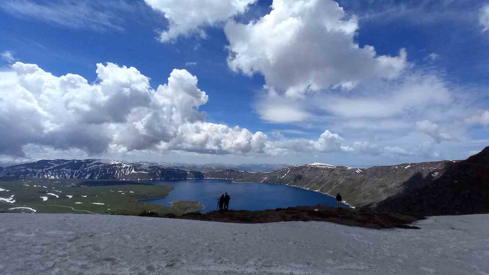 Nemrut Krater Gölü’nde bulut geçişi görsel şölen oluşturdu