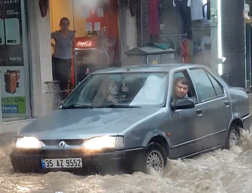 Edremit’te esnaf seli kahve içerek seyretti