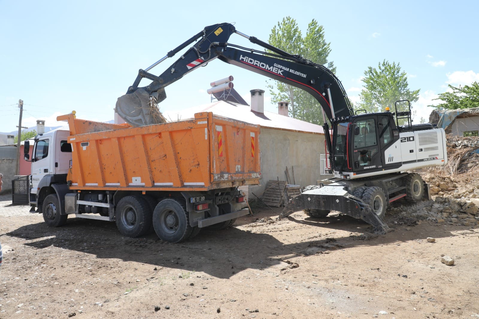 Gürpınar Belediyesi ilçedeki metruk yapıları yıkıyor 