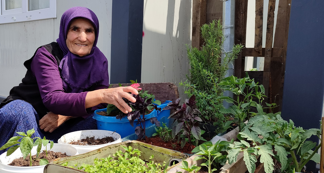 Depremde evi yıkıldı, konteynerin önüne bahçe yaptı