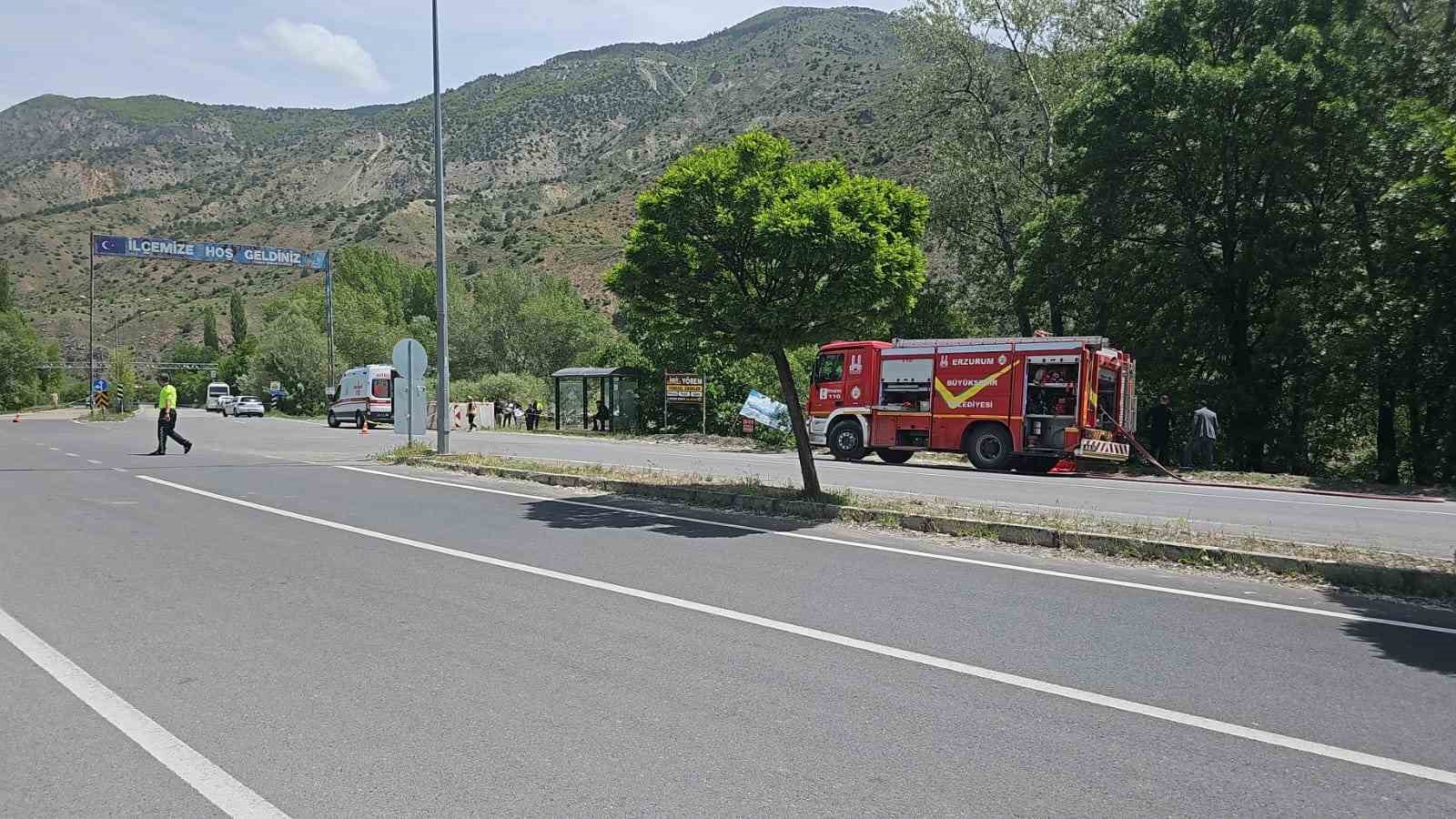 Freni boşalan un yüklü kamyon Çoruh Nehrine uçtu