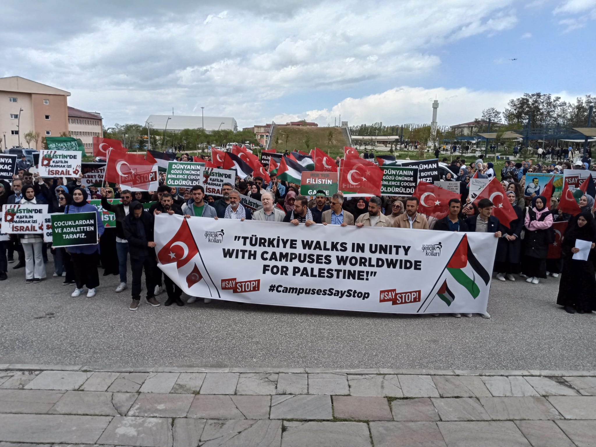 Ak Parti Van Gençlik Kolları “Filistin’e Destek” Yürüyüşü Düzenledi