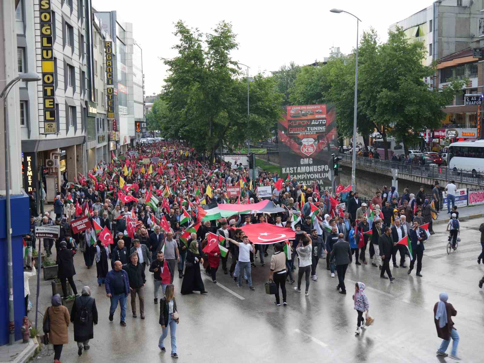 Binlerce vatandaş İsrail’i protesto etti