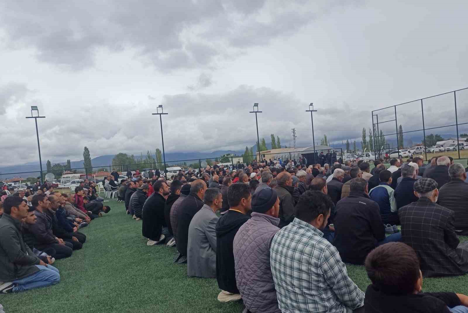 Bütün mahalleli yağmur duasına çıktı