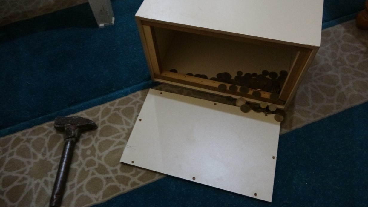 Caminin yardım kasasını kırıp 15 bin TL çaldı