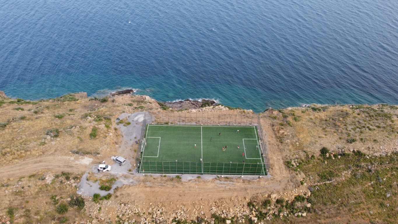 Denize sıfır halı saha süper lig takımlarını kıskandıracak  güzellikte