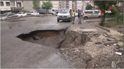 Başkent şiddetli yağışlara teslim oldu, yollar çöktü. İşte o görüntüler