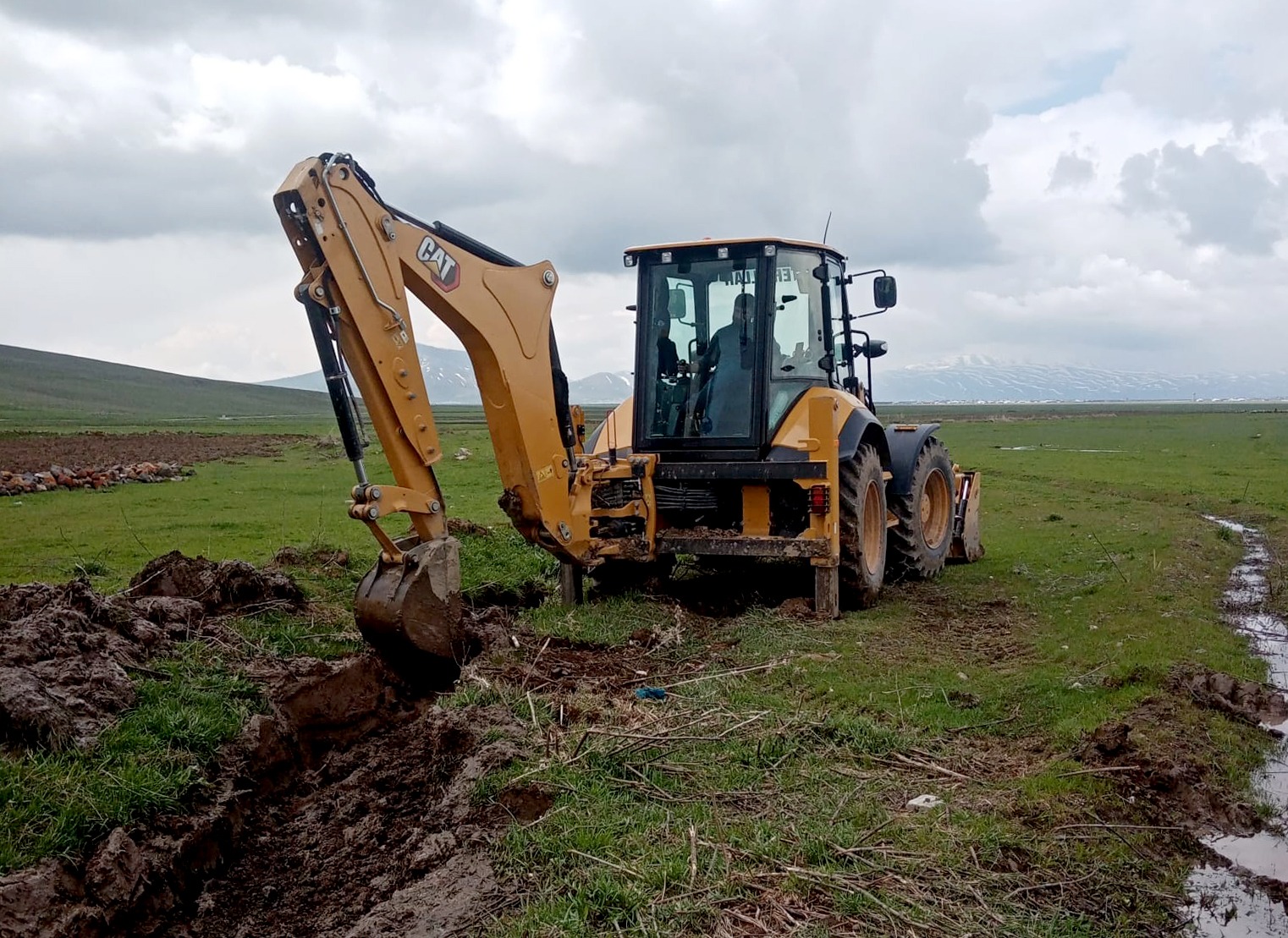 Van Büyükşehir Belediyesi’nden çiftçilere destek