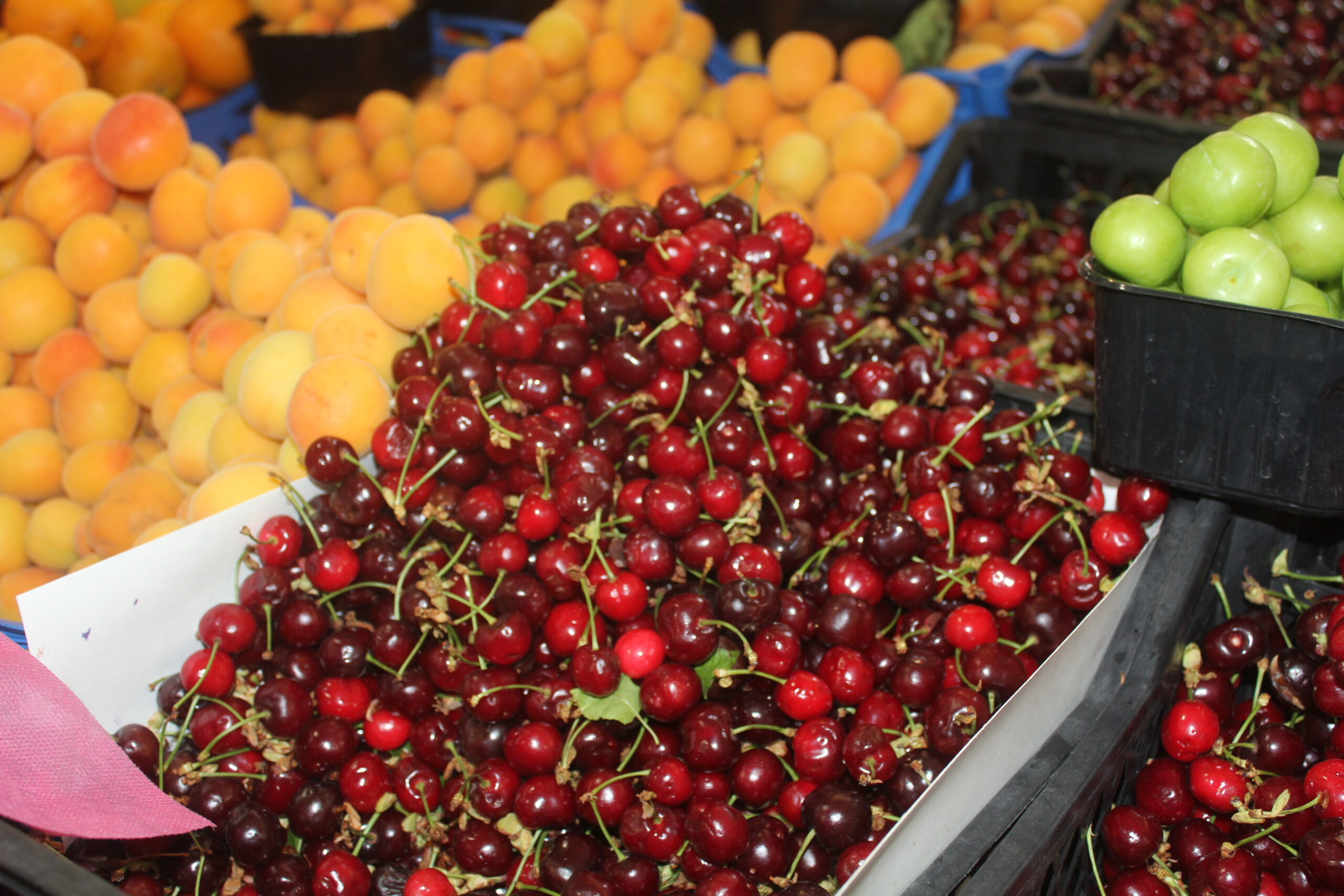 Van’da tezgâhlar yaz meyveleriyle renklendi