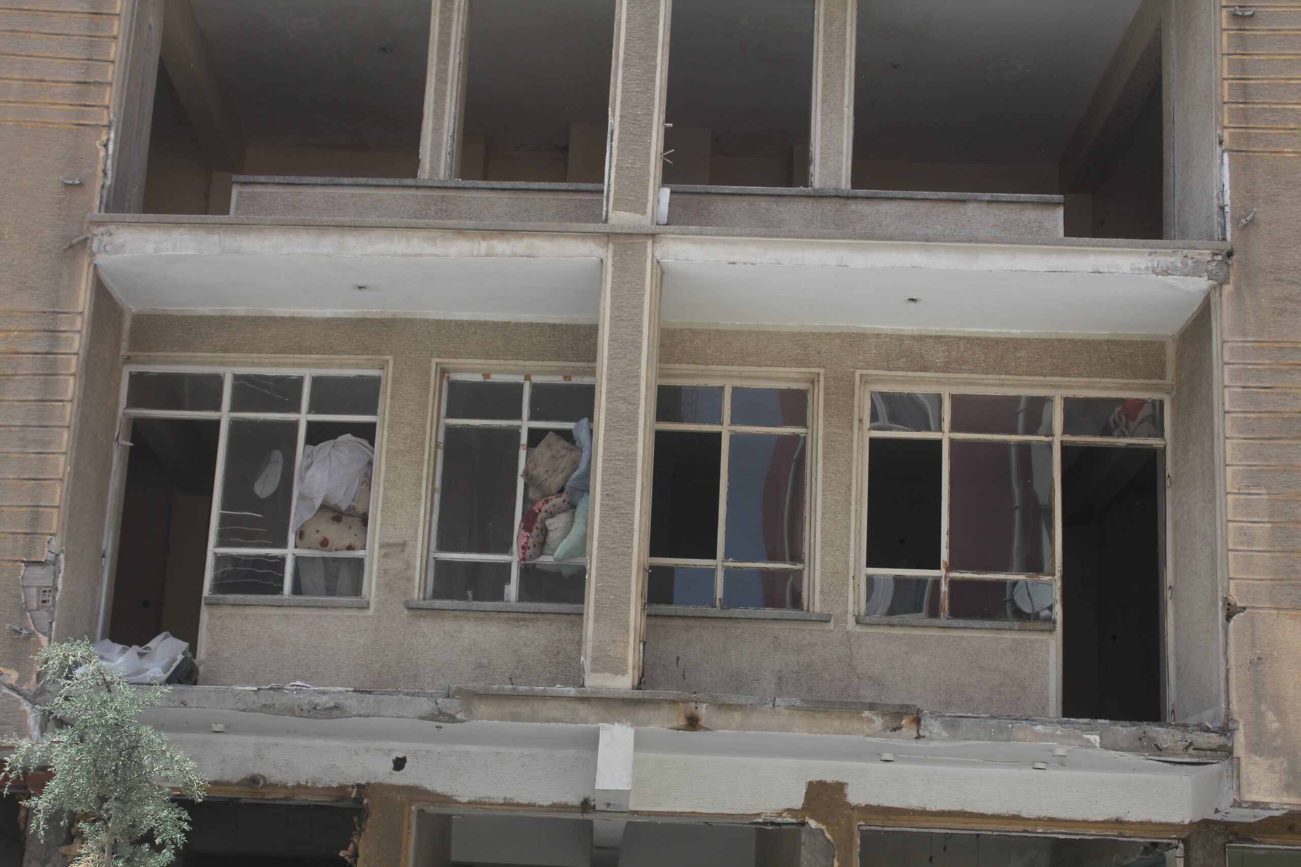 Metruk binalar tehlike saçıyor