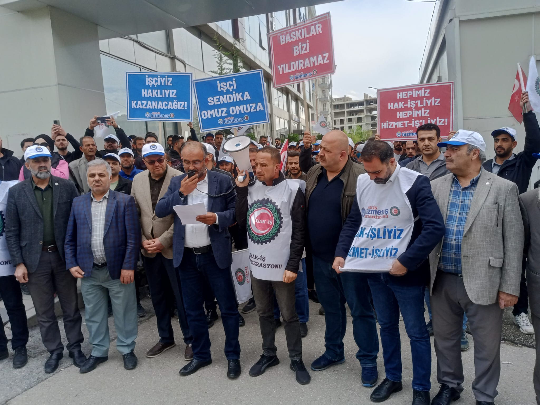 İşten çıkarılan işçiler belediyeyi protesto etti