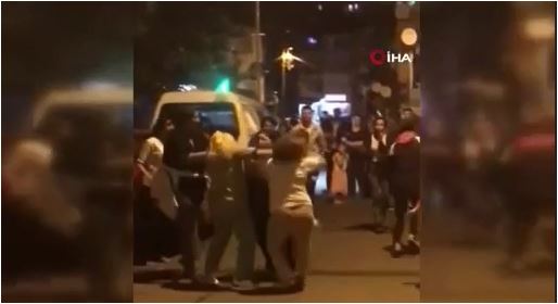 Kadınlar saç saça kavga etti! O anlar kamerada