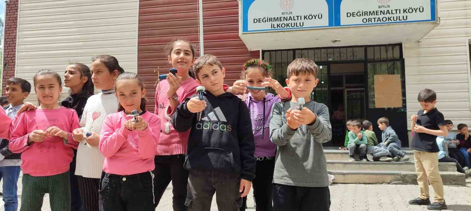 Köy çocukları kendi topaçlarını yaptı