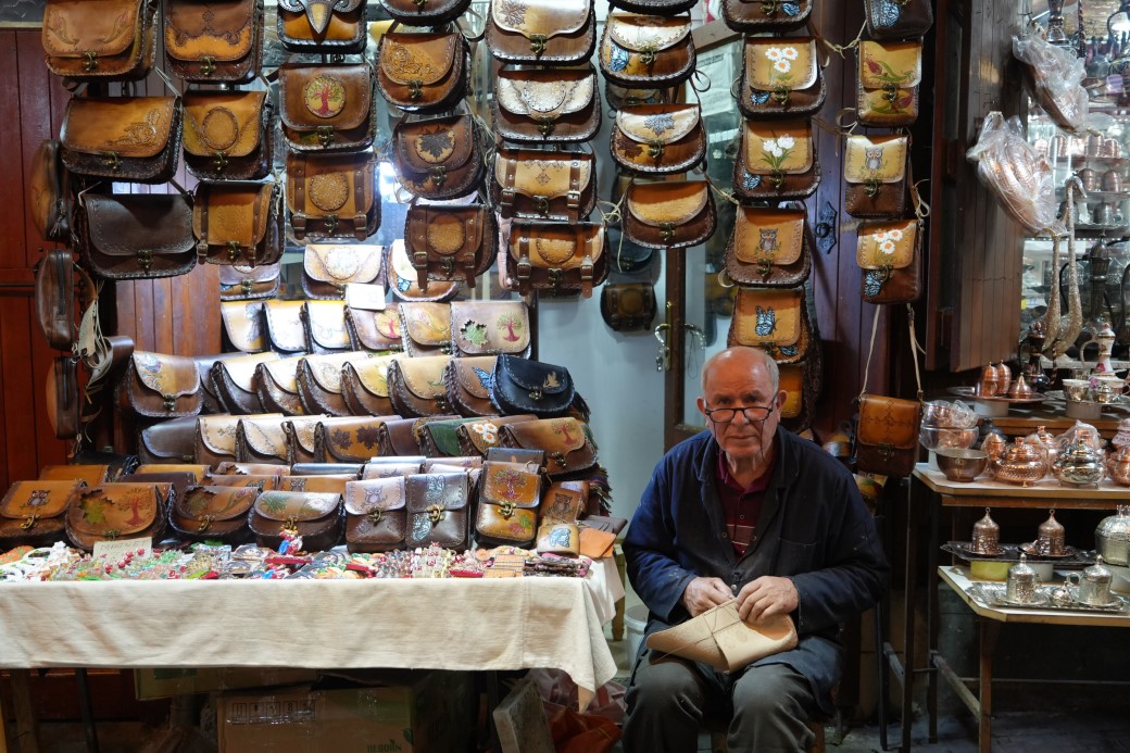 Küçücük dükkânında 65 yıldır teknolojiye direniyor