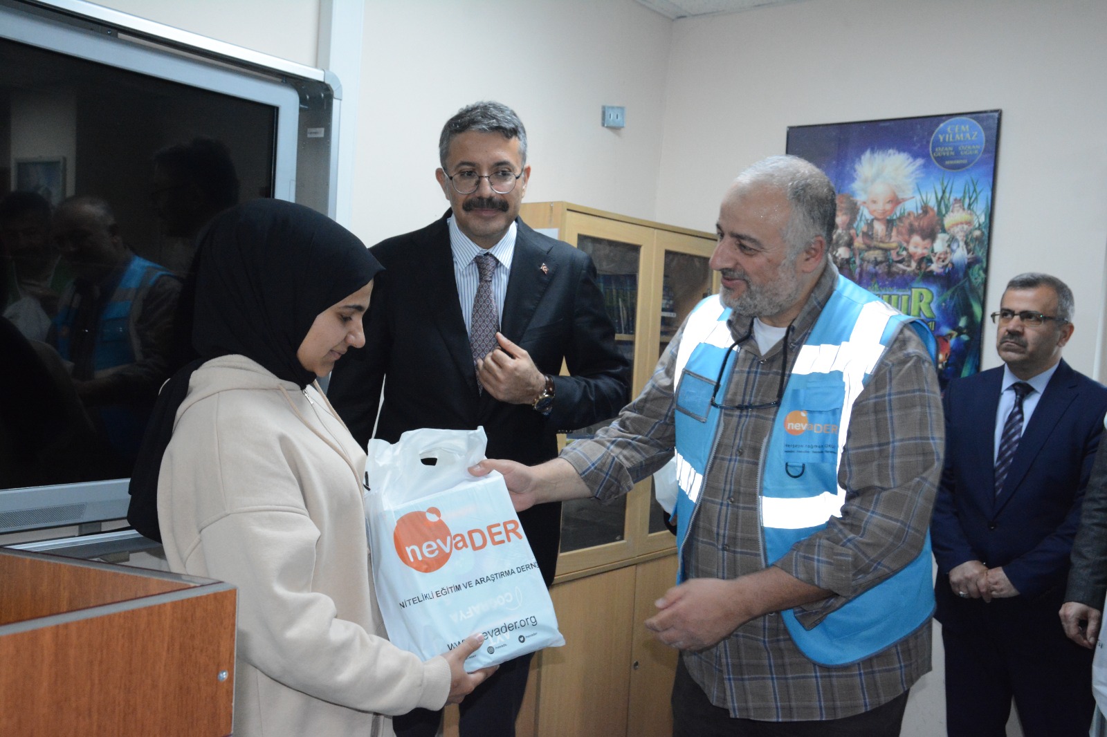 NEVADER’den Hakkârili öğrencilere kitap desteği  