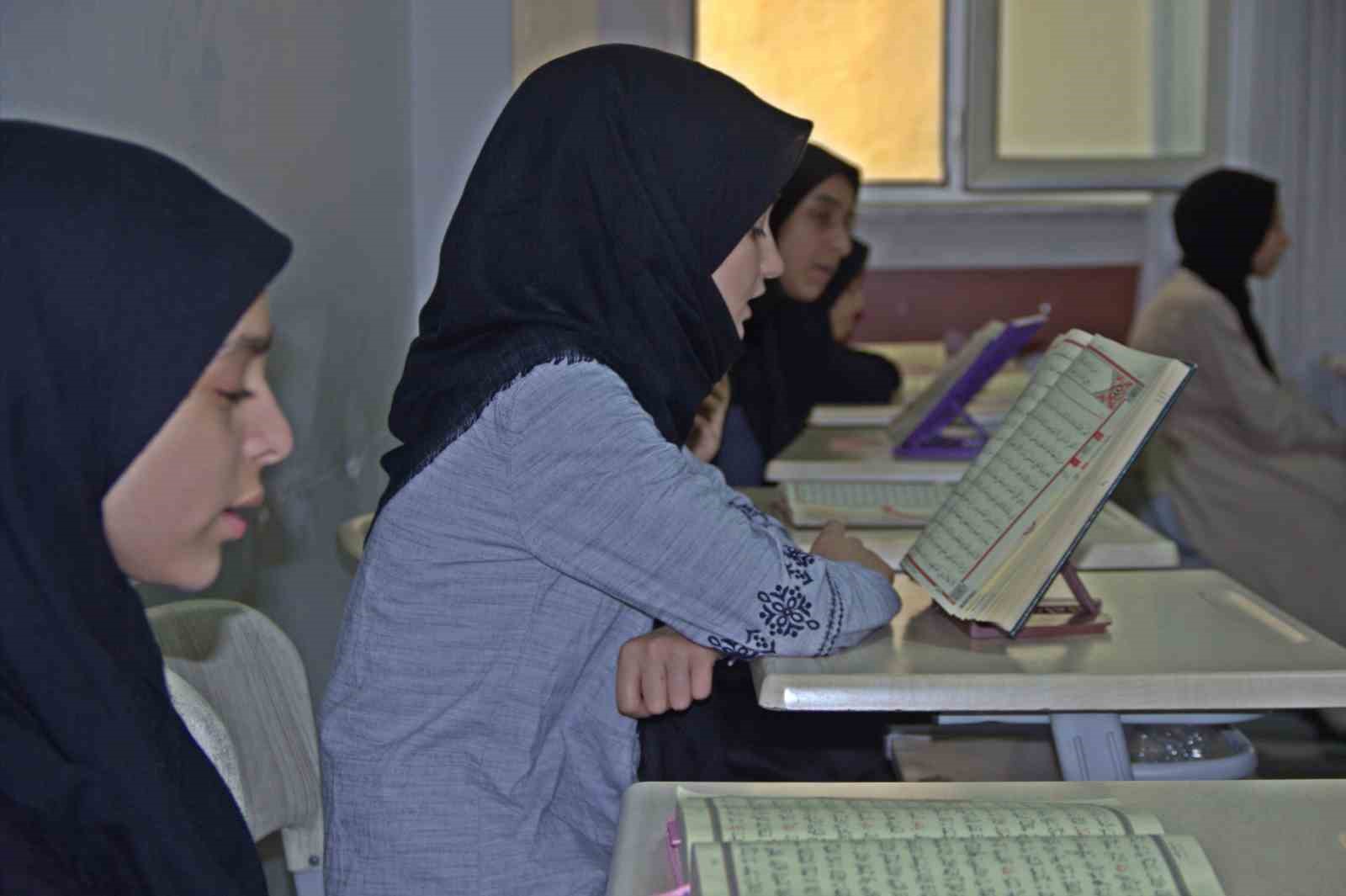 Öğrenciler 8 ayda hafız oldu