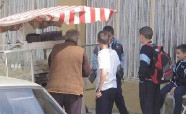 Öğrenciler okul önlerindeki seyyar satıcılardan yiyecek satın alamayacak