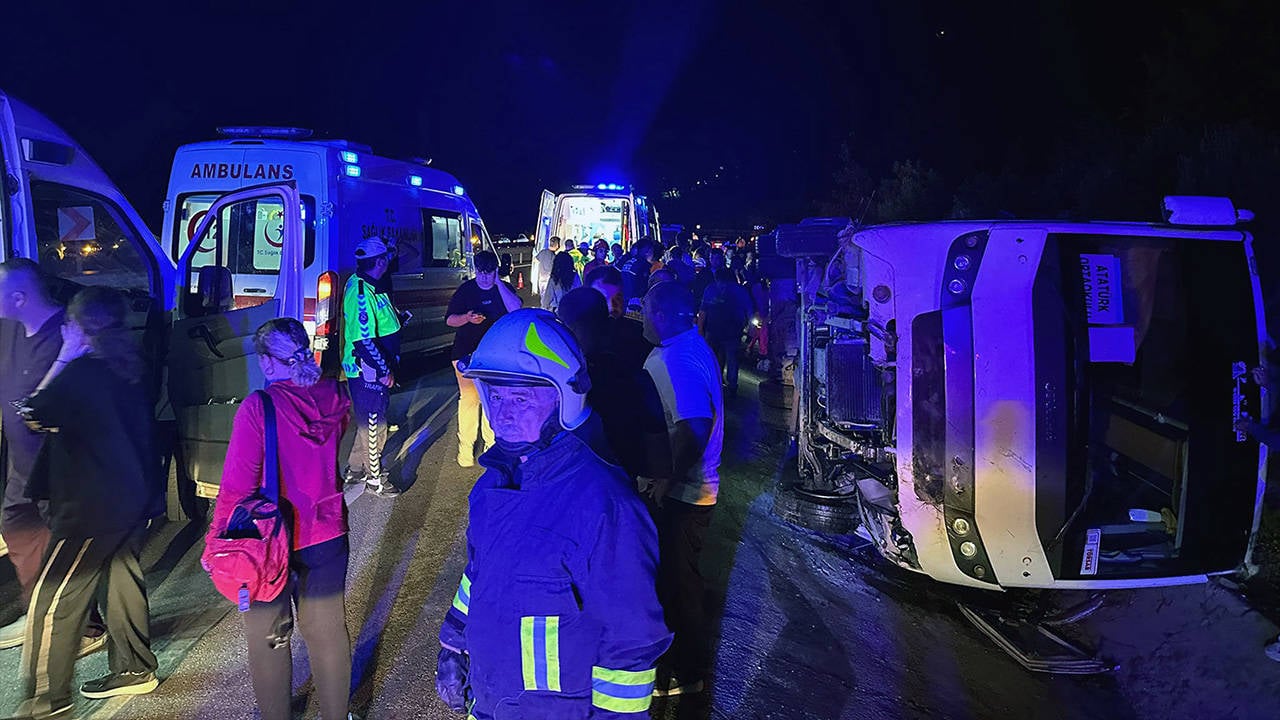 Öğrencileri taşıyan minibüs kaza yaptı: 25 yaralı