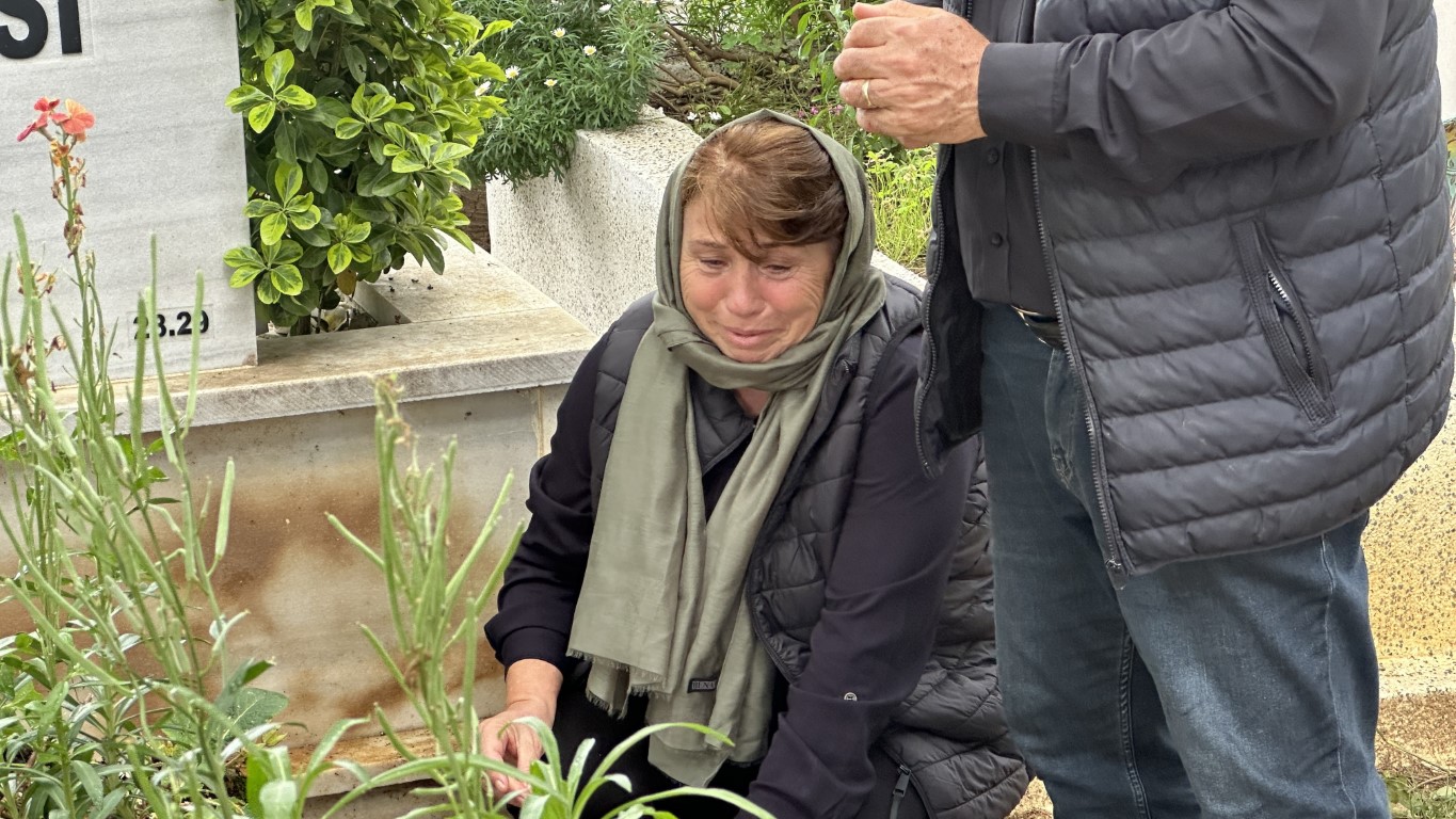 Oğullarına “Kırmızı Bülten” haberini mezarı başında verdi