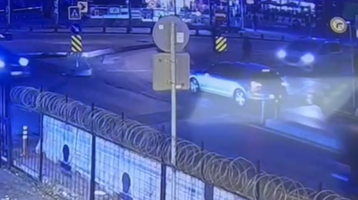 Sahte polisler korsan taksiciyi “Aracı bağlarız” diye dolandırdı