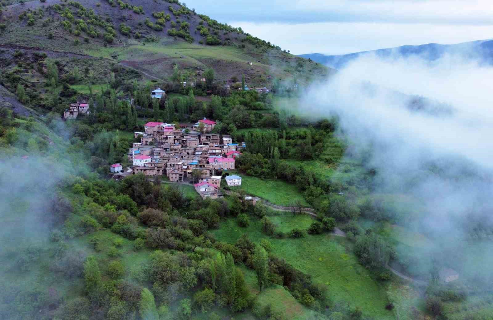 Taş evler sis bulutları arasında kartpostallık manzara oluşturdu