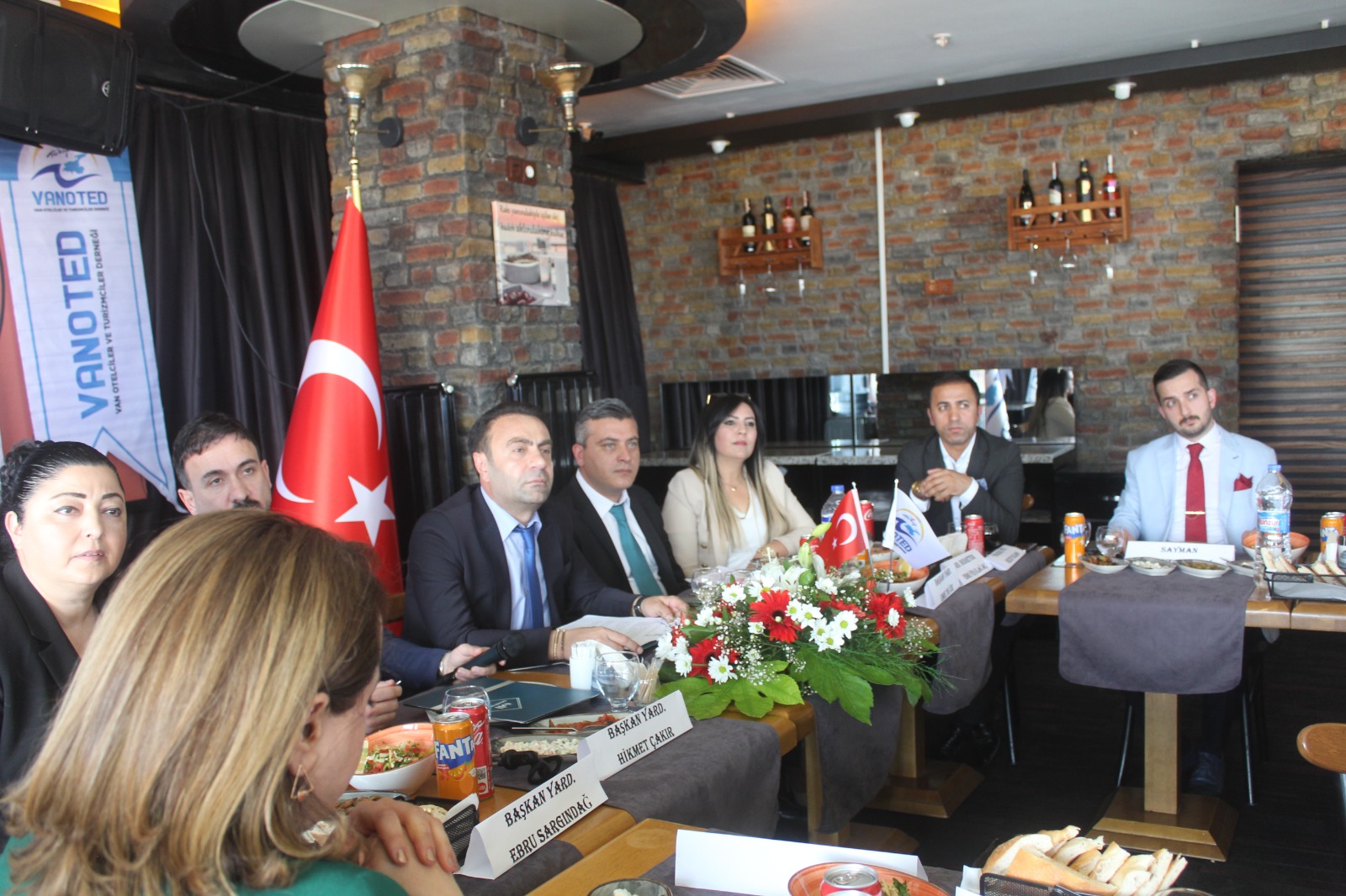 Van Otelciler ve Turizmciler Derneği’nin yeni üyeleri basınla bir araya geldi